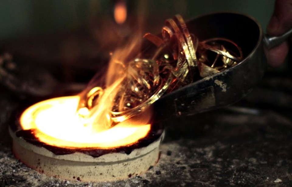 Mercado espera ou vai ou racha do Fed em reunião de amanhã Joalheiro derrete peças de ouro: quando cotação do metal encosta na da platina, o sinal amarelo se acende | LucyNicholson/Reuters