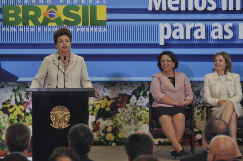 A presidenta Dilma Rousseff, participa da cerimônia de celebração de acordo entre a Frente Parlamentar Mista das Micro e Pequenas Empresas e o governo federal,referente ao aperfeiçoamento da Lei Geral das Micro e Pequenas Empresas | Antonio Cruz/ABr