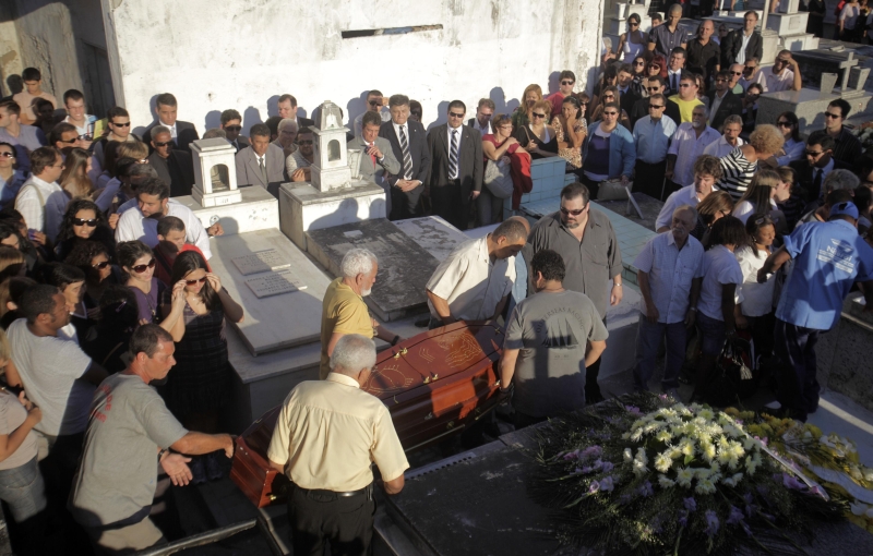 Enterro da juíza emocionou parentes e amigos, na tarde desta sexta | Reuters