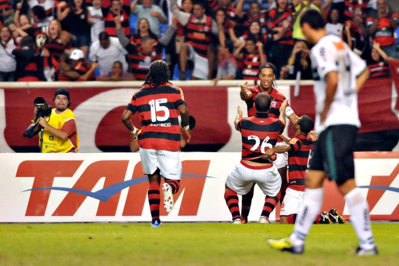 Jael (26) corre para abraçar Ronaldinho Gaúcho, autor do cruzamento para o gol, enquanto o coxa-branca Emerson lamenta | Dhavid Normando/ Futura Press