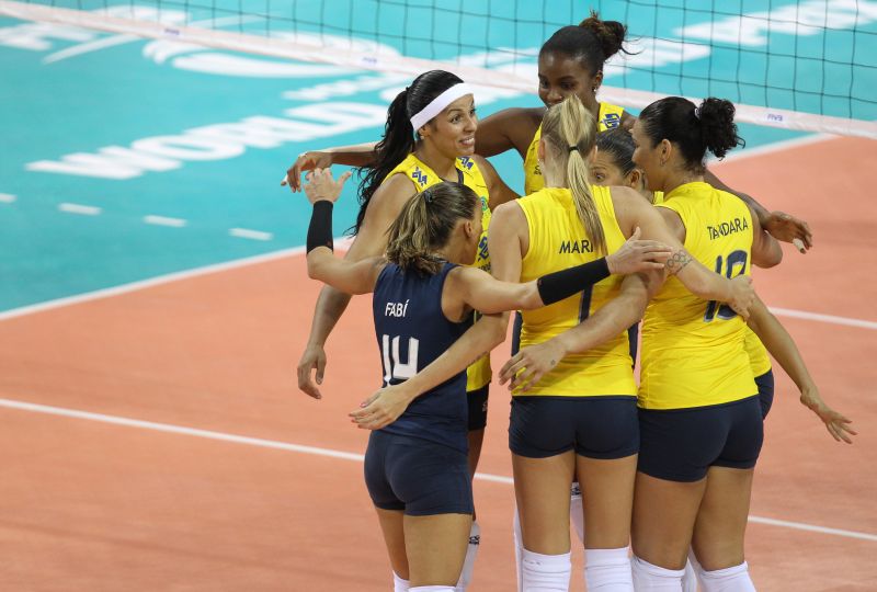 Equipe se une em torno de Paula Pequeno, destaque na vitória brasileira contra a Itália ontem | FIVB