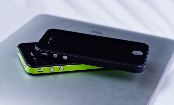 ThinSkin, película adesiva colorida para personalizar o iPhone 4 da Mobimax |