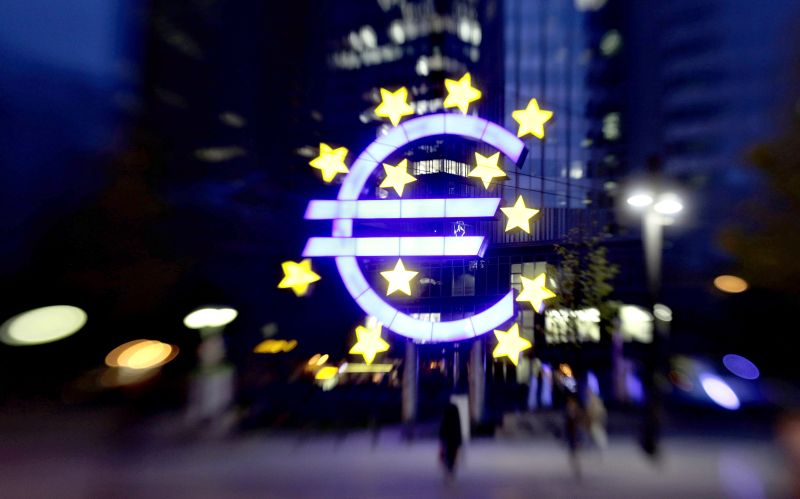 Símbolo do euro iluminado diante do BCE, em Frankfurt: analistas questionam impacto de compras | Kai Pfaffenbach/Reuters