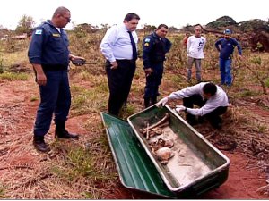 Perícia retira ossada encontrada em terreno baldio | Foto: Reprodução/TV Morena