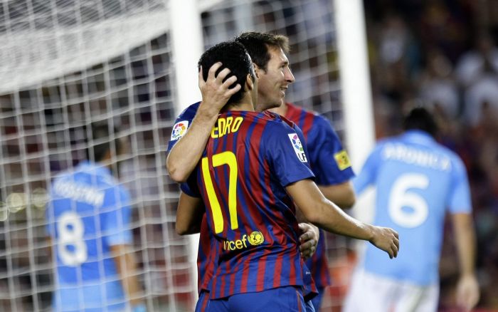 Messi comemora com Pedro um dos gols do Barcelona contra o Napoli | Gustau Nacarino / Reuters