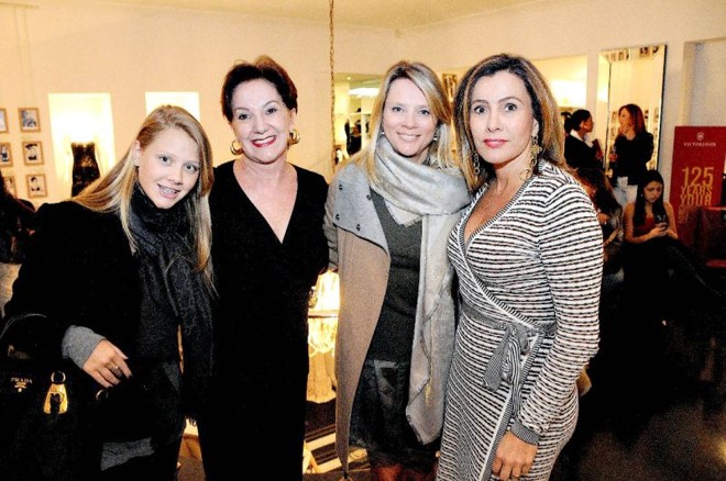 DEBUTANTES EM EVENTO BADALADO - A Bazaar Fashion e a Bergerson receberam as debutantes do Clube Curitibano com badalado chá, que contou com desfile de joias e vestidos para as jovens e suas mães. Entre as presentes, Lorenza Slaviero, Solange Elias, Lígia Slaviero e Andréa El Omeiri | 