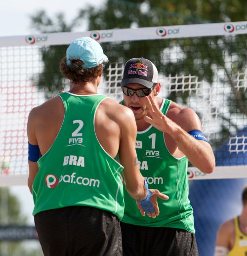 Emanuel (2) celebra com Alison a vitória sobre Fijalek e Prudel: título antecipado | FIVB