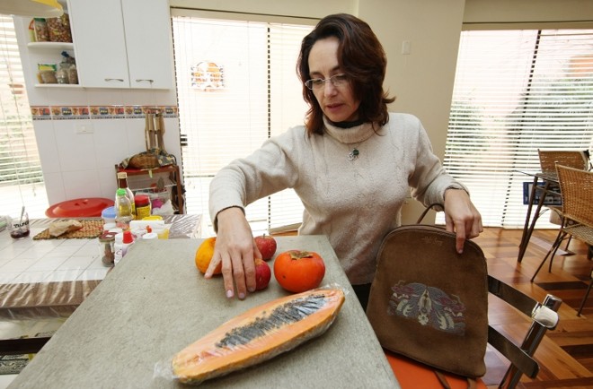 Bons hábitos na bolsa -Com o costume de sempre ter uma fruta na bolsa para um lanche quando está fora de casa, a atriz e professora de teatro Sandra Gutierrez deu exemplo para a sua filha Isadora, de 12 anos.