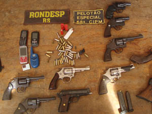 Segundo polícia, todas as pessoas detidas são suspeitas de fazer parte de quadrilha de tráfico | Foto: Divulgação