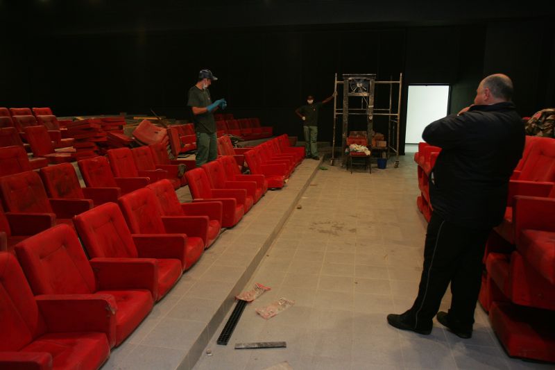 Portão Cultural: porteiro e bilheteiro do cinema e do teatro são a mesma pessoa. | Ivonaldo Alexandre/Gazeta do Povo