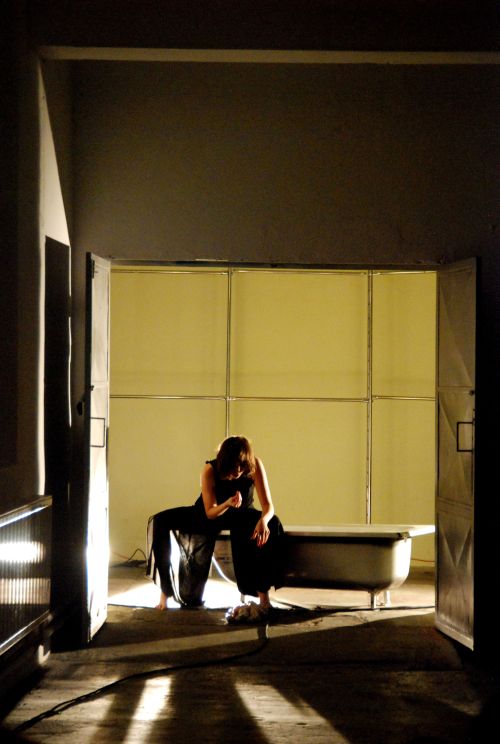 A coreografia de Cristiane Bouger já foi apresentada em Nova York e Bucareste: obra lida com temas relacionados à morte | Carmen Cotofana/Divulgação