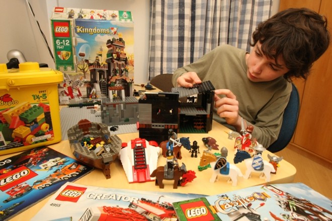 Na casa de Mateus Stavis, são 20 caixas de Lego (fora as peças soltas). Garoto de 12 anos ganhou os primeiros brinquedos aos oito |