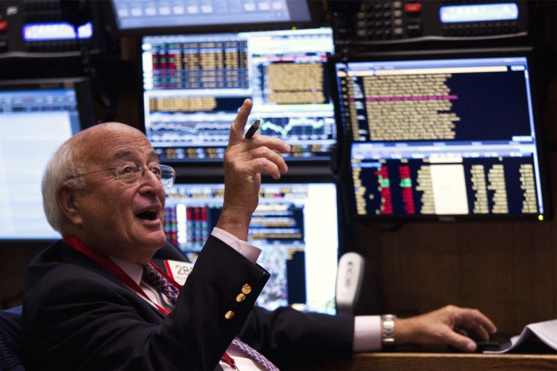 Operador da Bolsa de Nova York: índice Dow Jones ainda teve tempode reagir com anúncio de novas medidas anticrise na Itália | Lucas Jackson/Reuters