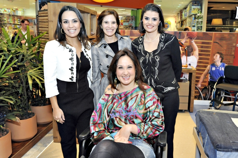 A arquiteta Mariana Paula Souza (à esq.), que assina o Quarto teen com acessibilidade; a empresária Sabrina Peretti Gurtensten (ao centro), vice-presidente do Shopping Mueller, Adriana Cardoso (de preto), gerente de marketing do shopping, e Mirella Prosdócimo (à frente), no coquetel de abertura da quarta edição da Mostra Mueller Ecodesign, realizado nesta quinta-feira no shopping | Gerson Lima