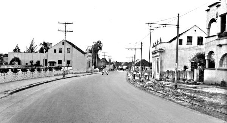 Rua Bispo Dom José, em foto de 1950. Nesse local será iniciada a obra do Boulevard Batel |