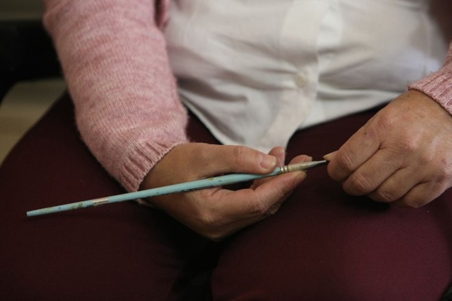 Mãos que pintam: aos 15 anos, ao ser desafiada pela professora de artes, artista já sabia o que queria |