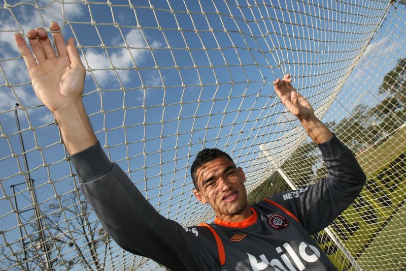 Goleiro Santos, destaque do Atlético na Copa São Paulo de Juniores de 2010, pode ganhar chance na estreia na Sul-Americana | Marcelo Elias / Agência de Notícias Gazeta do Povo