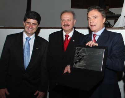 O senador Alvaro Dias (à dir.) foi homenageado na noite de sexta-feira pela Confederação Brasileira de Clubes durante o lançamento de seu livro sobre a CPI do Futebol no Santa Mônica Clube de Campo. A homenagem foi entregue pelo presidente da entidade, Arialdo Boscolo (ao centro), e por Raul Alcântara de Souza (à esq.), presidente do Santa Mônica | Mauro Campos