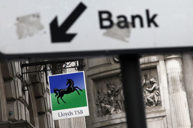 Papéis do setor bancário lideraram as perdas em várias bolsas europeias. Na de Londres, que recuou 3,43%, as ações do Lloyds desabaram 10% | Stefan Wermuth/Reuters