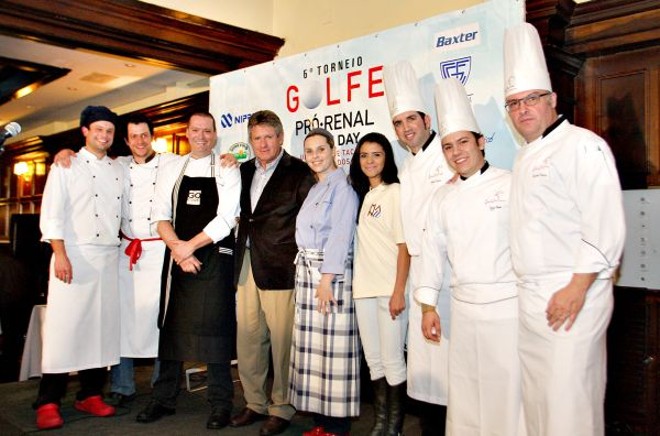 ... O evento terminou com um badalado jantar de premiação comandado pelos chefs Dudu Sperandio; Beto Madalosso (ambos à esq.); Alexandre Bressaneli (de avental preto); Andressa Schmidt (de azul); Manu Buffara (representada por Priscilla Teixeira, de amarelo), Sérgio Oliveira; Dyogo Prado e Ricardo Filizola, estes três últimos do La Coccina |