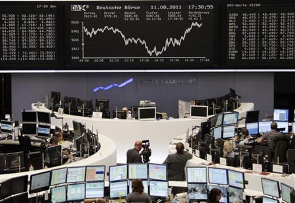 Vista aberta de telão exibindo o índice DAX da bolsa de valores de Frankfurt | REUTERS/Remote/Kirill Iordansky