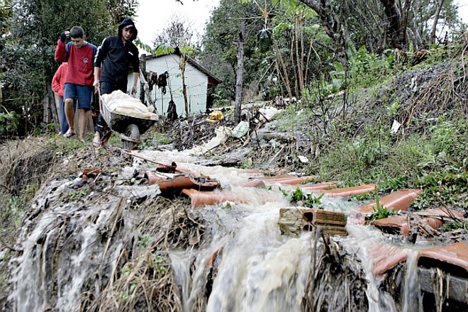 Alertas de risco de desabamento foram declarados ontem em Ponta Grossa |