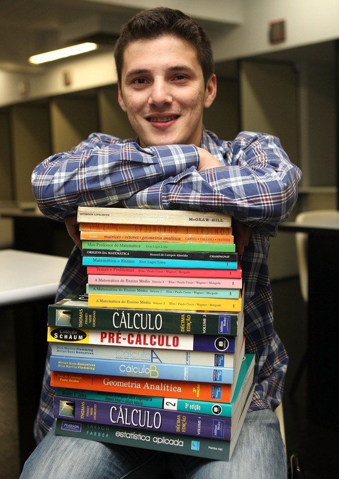 O vestibulando Euclair José Moreira Veloso pretende decidir entre a área biológica e a ambiental a partir do que irá ver e ouvir no evento | 