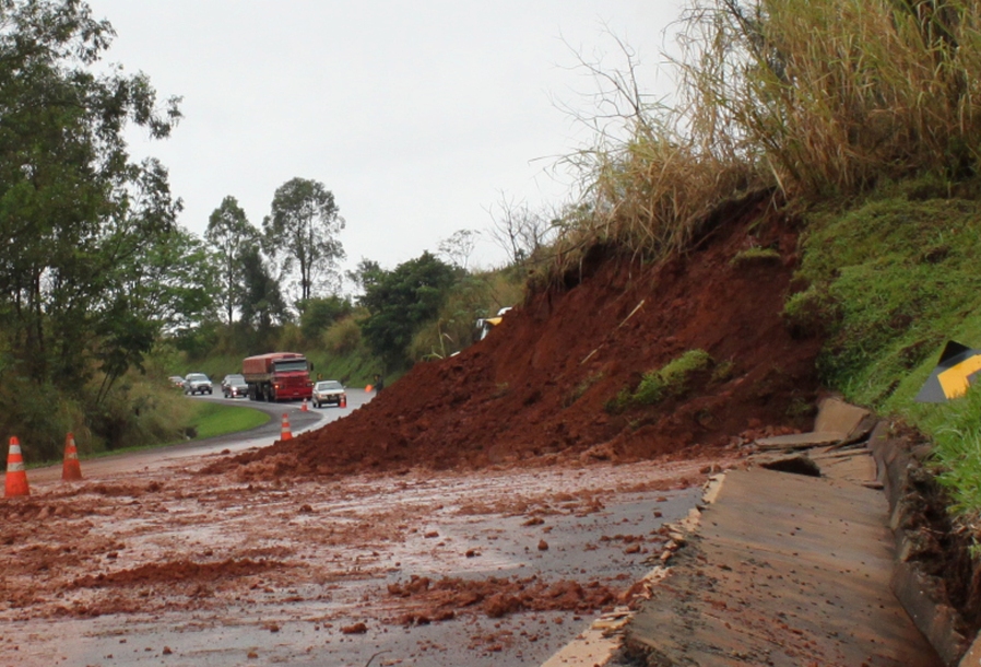 Terra invadiu a pista e deixou rodovia parcialmente interditada | Dirceu Portugal
