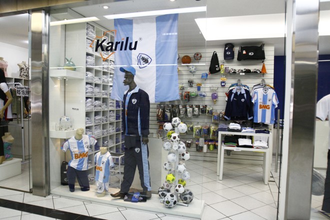 Loja da Karilu, no Shopping Quintino, tem diversos produtos com a marca do LEC: camisa custa R$ 98 | 