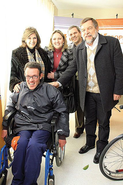 O vice-governador e secretário da Educação, Flávio Arns (à dir.), esteve ontem na sede da Afece, entidade mantenedora da Escola de Educação Especial São Francisco de Assis, para entregar uma doação de mais de R$ 324 mil reais. O dinheiro foi doado pela Copel, que estava representada pela diretora de Gestão Corporativa, Yára Eisenbach (à esq.). O cheque simbólico foi entregue ao presidente do Conselho Diretor da entidade, Carlos Dreschmer (ao lado de Arns). Também na foto, Larissa Tissot, que representou a primeira-dama Fernanda Richa na cerimônia, e o educando Rafael Dallabona | Sinara Freitas