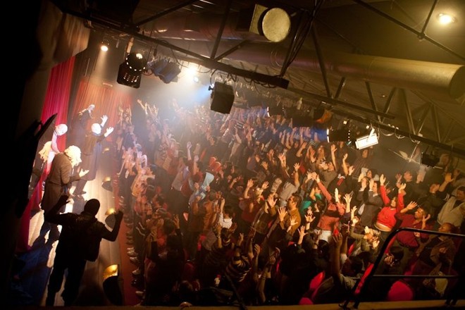 O público se assusta na entrada, ao estilo casa mal-assombrada, mas logo surge a plateia iluminada | 