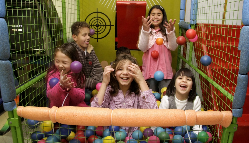 Mariana Correa (no centro) comemorando os 10 anos com os amigos: festa para 50 convidados custou R$ 2,7 mil, parcelados em dez vezes | Hugo Harada/Gazeta do Povo