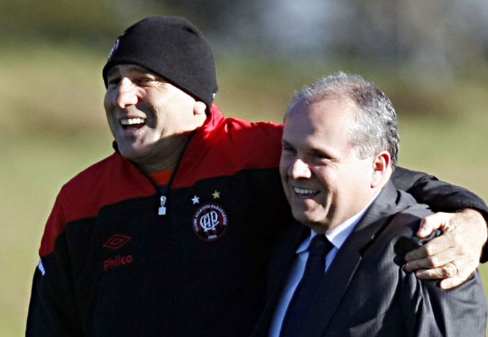 Renato abraça o diretor de futebol Alfredo Ibiapina: treinador quer foco no Brasileirão | Albari Rosa / Gazeta do Povo