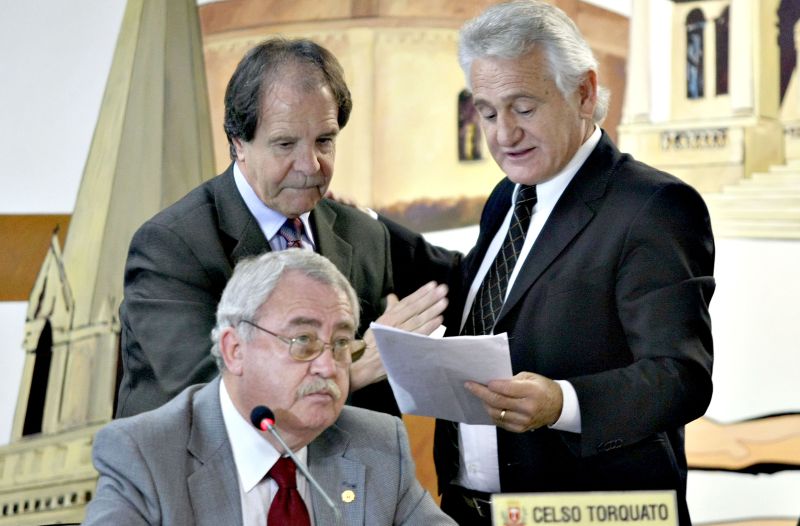 Algaci Tulio (esquerda, em pé) leva pedido de criação de CPI para vice-presidente da Câmara, Sabino Picolo | Valterci Santos/ Gazeta do Povo