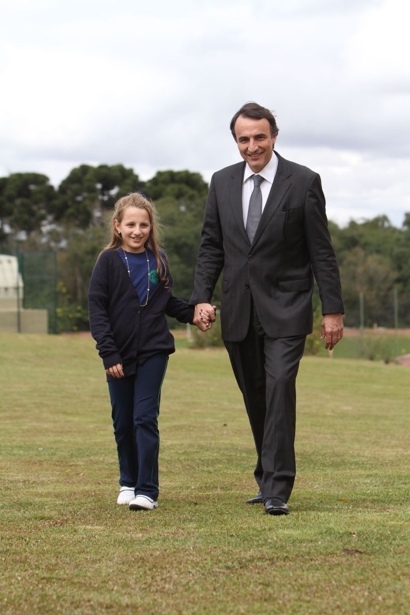 Luiza e o pai, Luiz Garcia de Faria: almoço na escola pelo menos uma vez na semana | Daniel Castellano/Gazeta do Povo