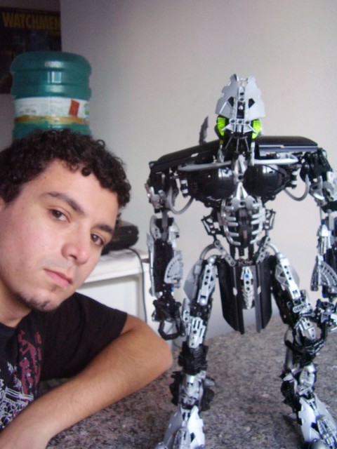 Johann, 19 anos, e seu robô de Lego | Arquivo pessoal