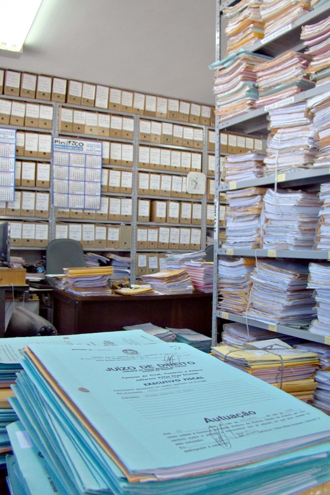 Na Vara Cível em Santo Antônio da Platina, centenas de ações estaduais e federais estão acumuladas | 