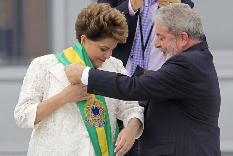Dilma Rousseff recebe a faixa presidencial de Lula: a presidente ganhou uma herança maldita que está na raiz de todas as denúncias de corrupção | Paulo Whitaker/Reuters