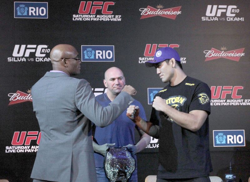 Anderson Silva e o japonês Yushin Okami durante evento na véspera dos combates do UFC. Um defende seu legado; outro lutará por respeito | Wander Roberto/ UFC