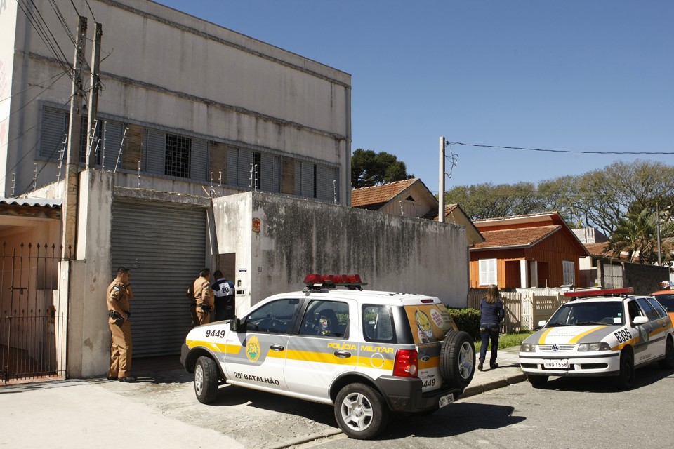 A Polícia Civil seguiu uma denúncia sobre uma casa que supostamente tinha jogos clandestinos como caça níqueis, mas na verdade era uma das bancas do jogo do Bicho em Curitiba, com dois cofres grandes, e muito materiais para o jogo do bico, assim como livros de contabilidade | Antônio More / Agência de Notícias Gazeta do Povo