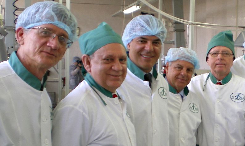 Norberto Ortigara, Ademar Traiano, Beto Richa, Edson Ramon e Eduardo Guimarães (da esq. para dir.), em visita à fábrica de medicamentos da Ucrânia que tem interesse em instalar unidade no Brasil | Divulgação/Secs