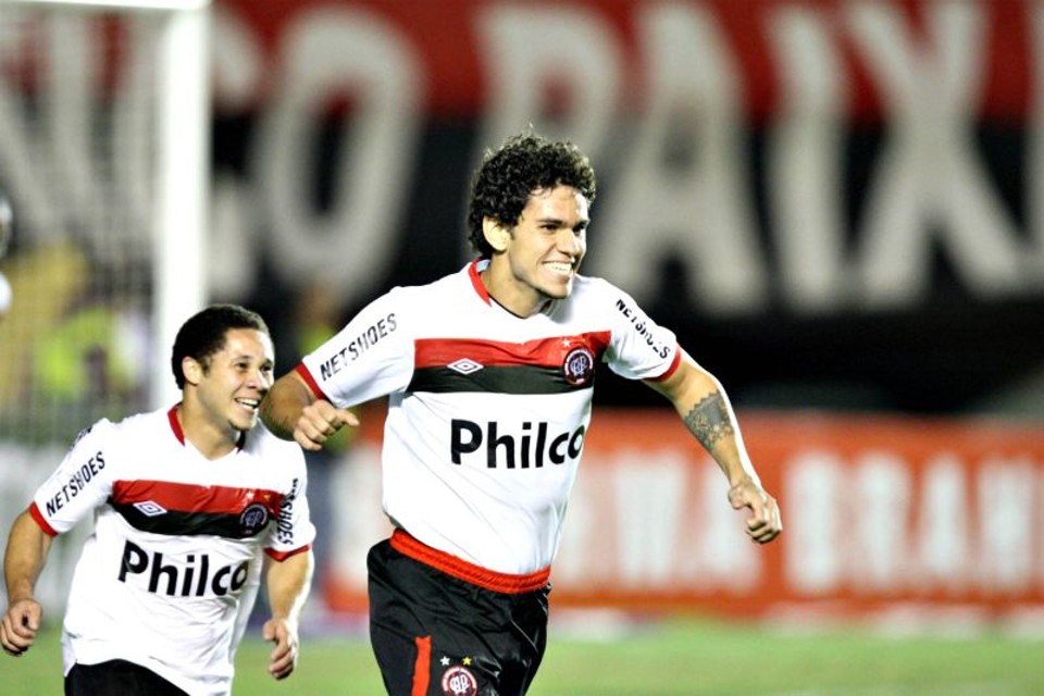 O zagueiro Fabrício comemora o primeiro gol atleticano ontem em Goiânia, marcado no último lance do primeiro tempo | Carlos Costa/ Futura Press