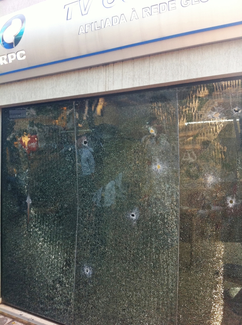 Segundo a perícia, 15 tiros foram disparados contra a recepção do prédio | Fábio Guillen/Gazeta do Povo