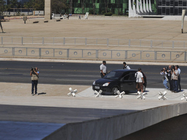 Carro tenta subir a rampa do Palácio do Planalto | Antônio Cruz/ Agência Brasil