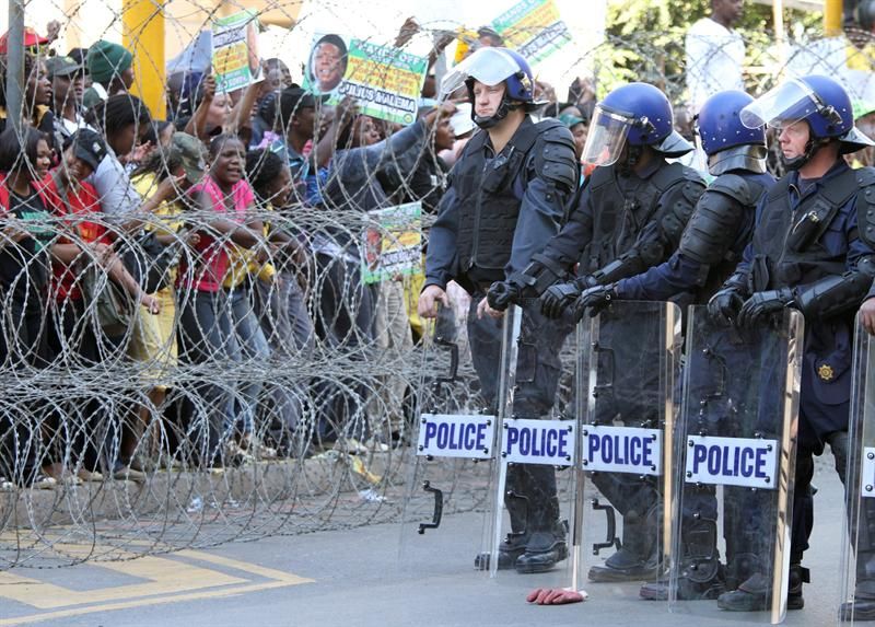 Ato foi considerado o mais grave episódio de violência em frente à sede do partido desde o fim do apartheid | KIM LUDBROOK/EFE