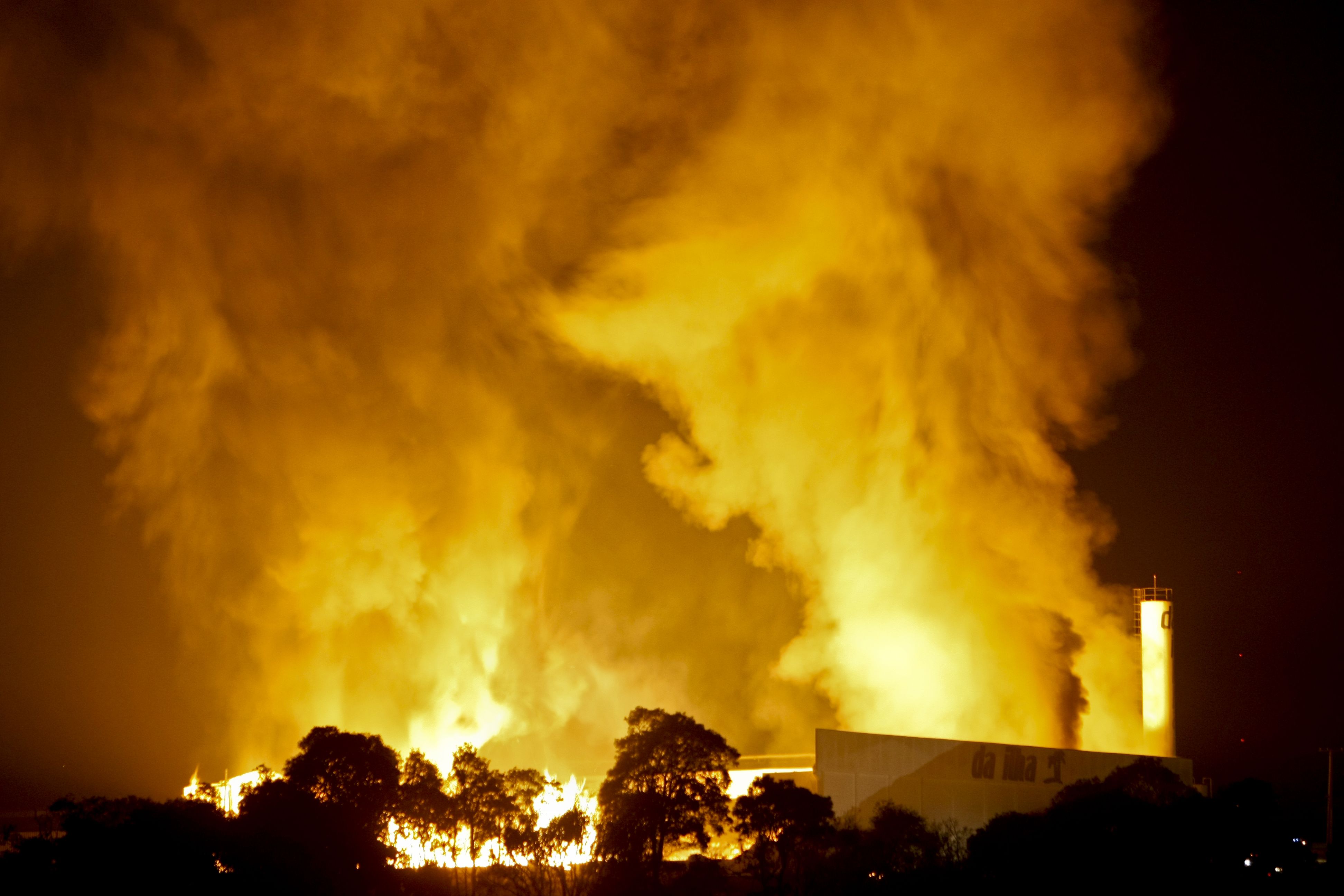 Balão provoca incêndio de grandes proporções em depósito de álcool na Rodovia dos Minérios, em Curitiba | Antonio Costa / Agencia de Noticias Gazeta do Povo