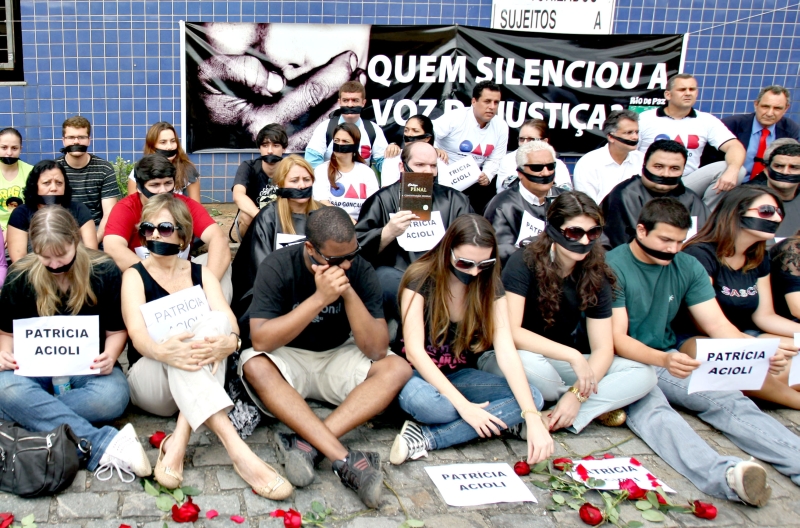 Protesto feito ontem com rosas, mordaças e togas, em São Gonçalo (RJ), pediu resposta rápida à morte de juíza | Tasso Marcelo/Ag. Estado