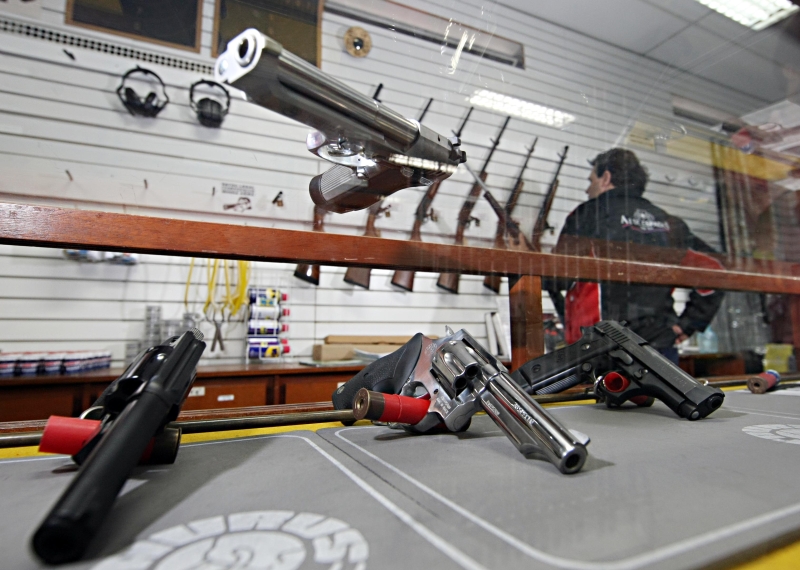 Loja de armas de fogo em Curitiba: tecnologia aumentou a letalidade e a diversidade de produtos à venda | Albari Rosa/ Gazeta do Povo