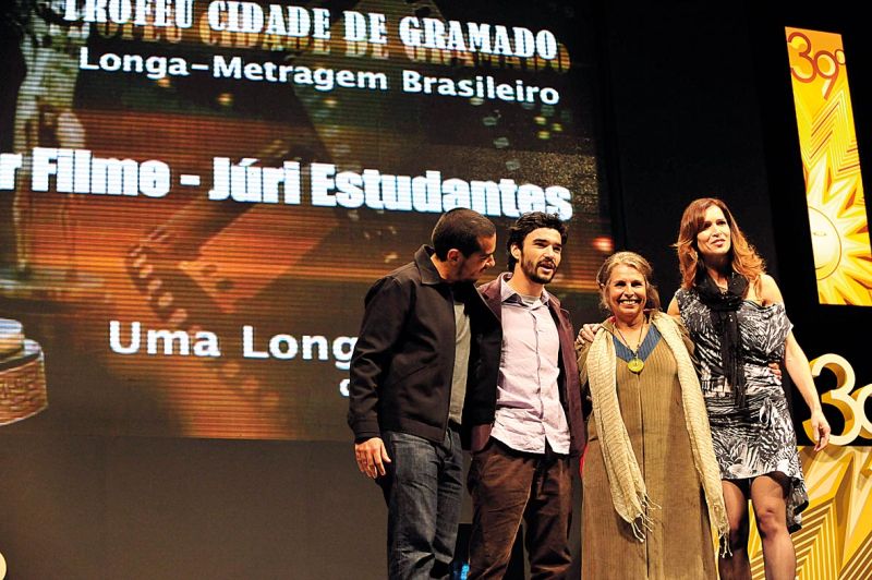 O ator Caio Blat e a diretora Lúcia Murat (ao centro), de Uma Longa Viagem, receberam cinco Kikitos em Gramado | Lauro Alves/RBS