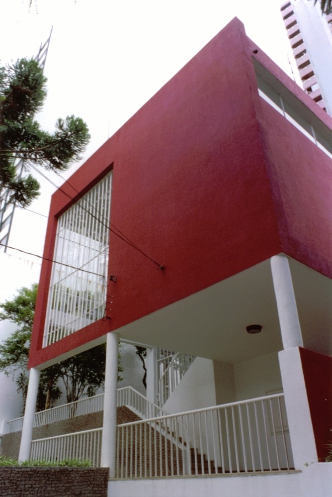 A fachada da casa onde fica o memorial revela traços modernistas, como o alto pé direito e o uso de vidro e concreto |